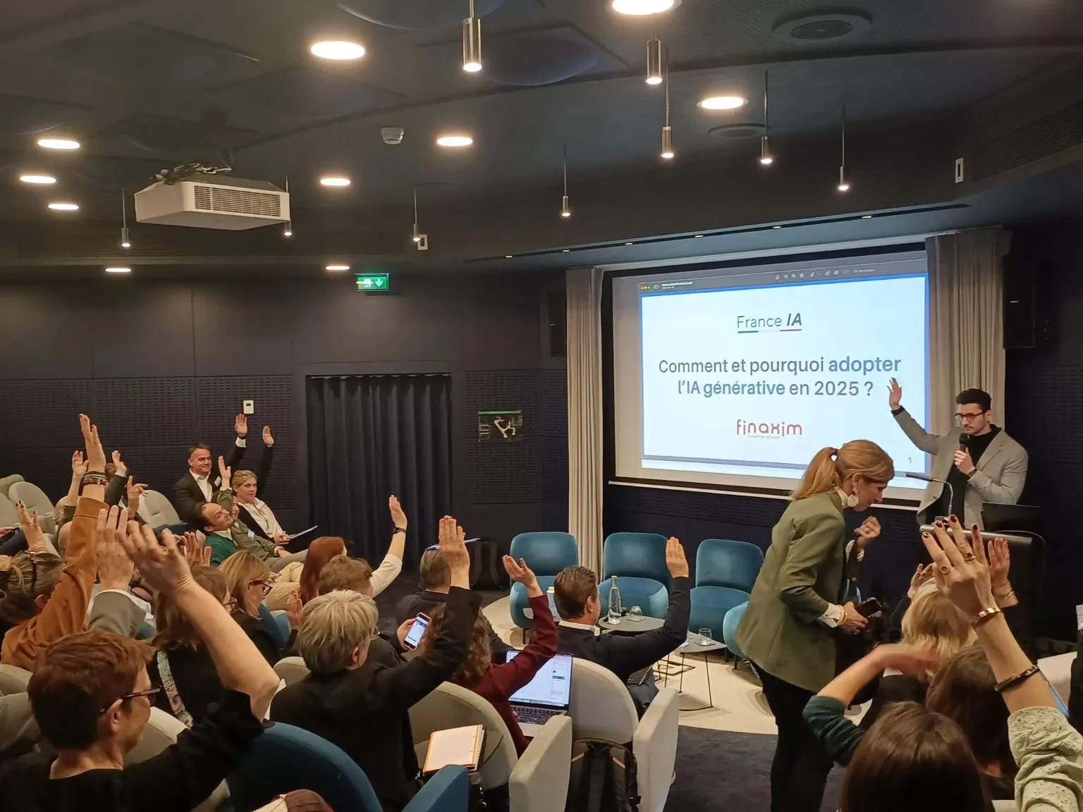 Scène collective de pratique sur ChatGPT FranceIA Binôme d'apprenants s'exerçant à la génération de textes sur ChatGPT chez FranceIA