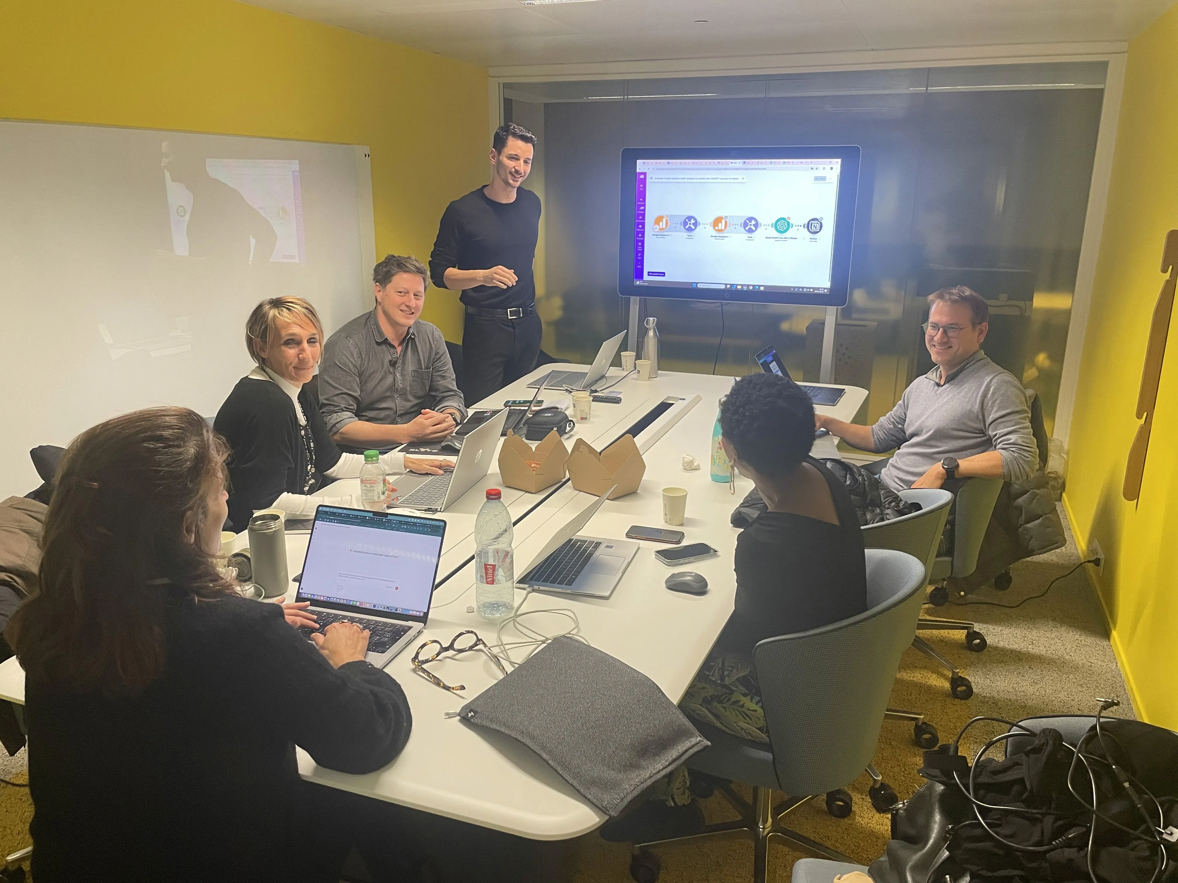 Atelier de groupe sur ordinateur FranceIA Groupe d'apprenants échangeant autour de leurs ordinateurs lors d'une formation FranceIA