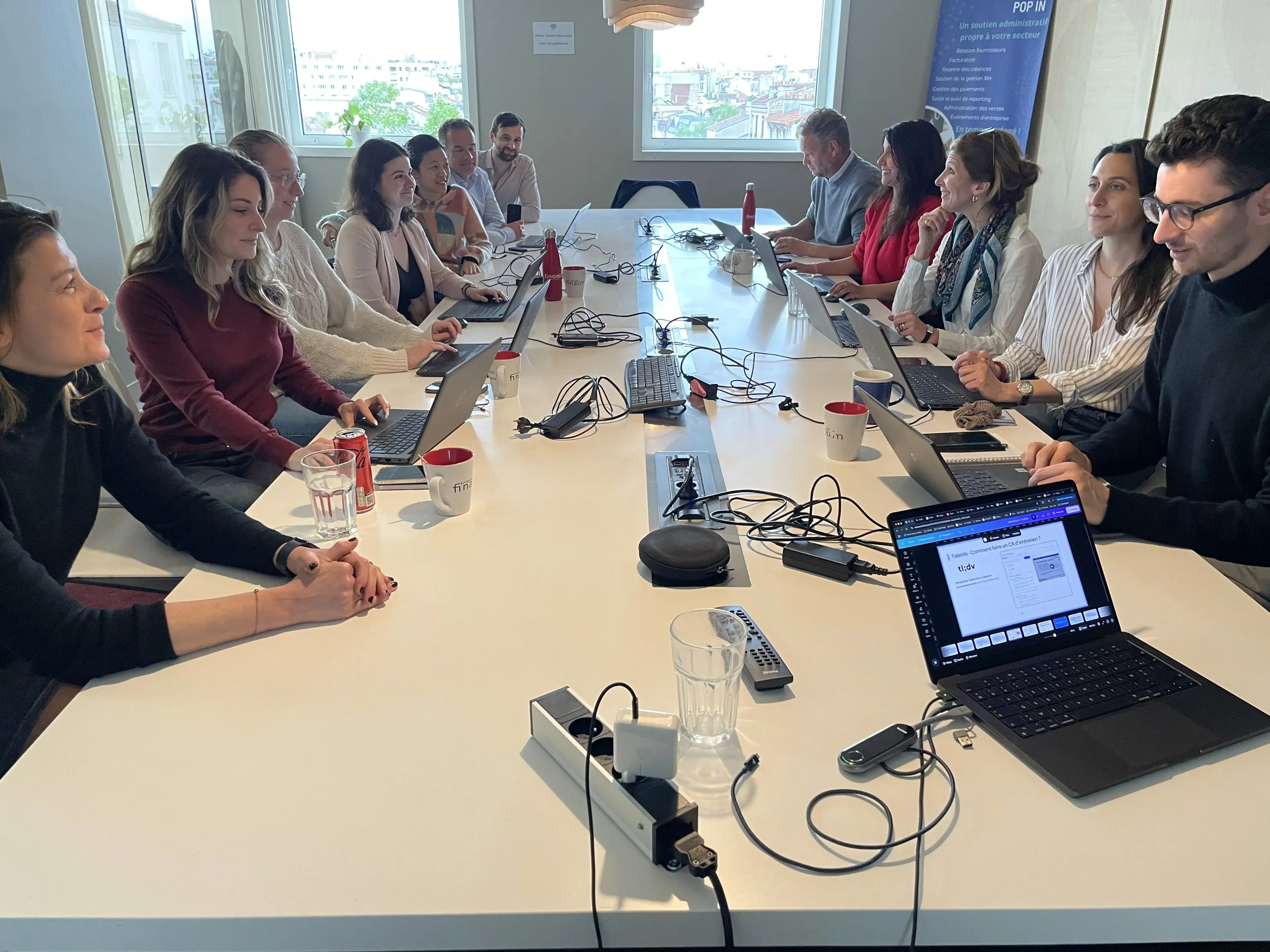Scène collective d'automatisation métiers FranceIA Groupe de travail collaborant sur un projet d'automatisation chez FranceIA