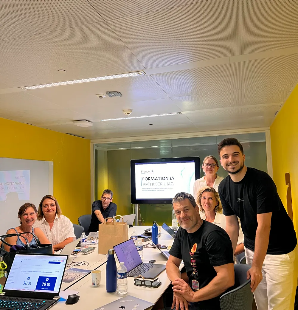 Espaces de formation France IA Formateur France IA debout auprès de son groupe dans la salle de session