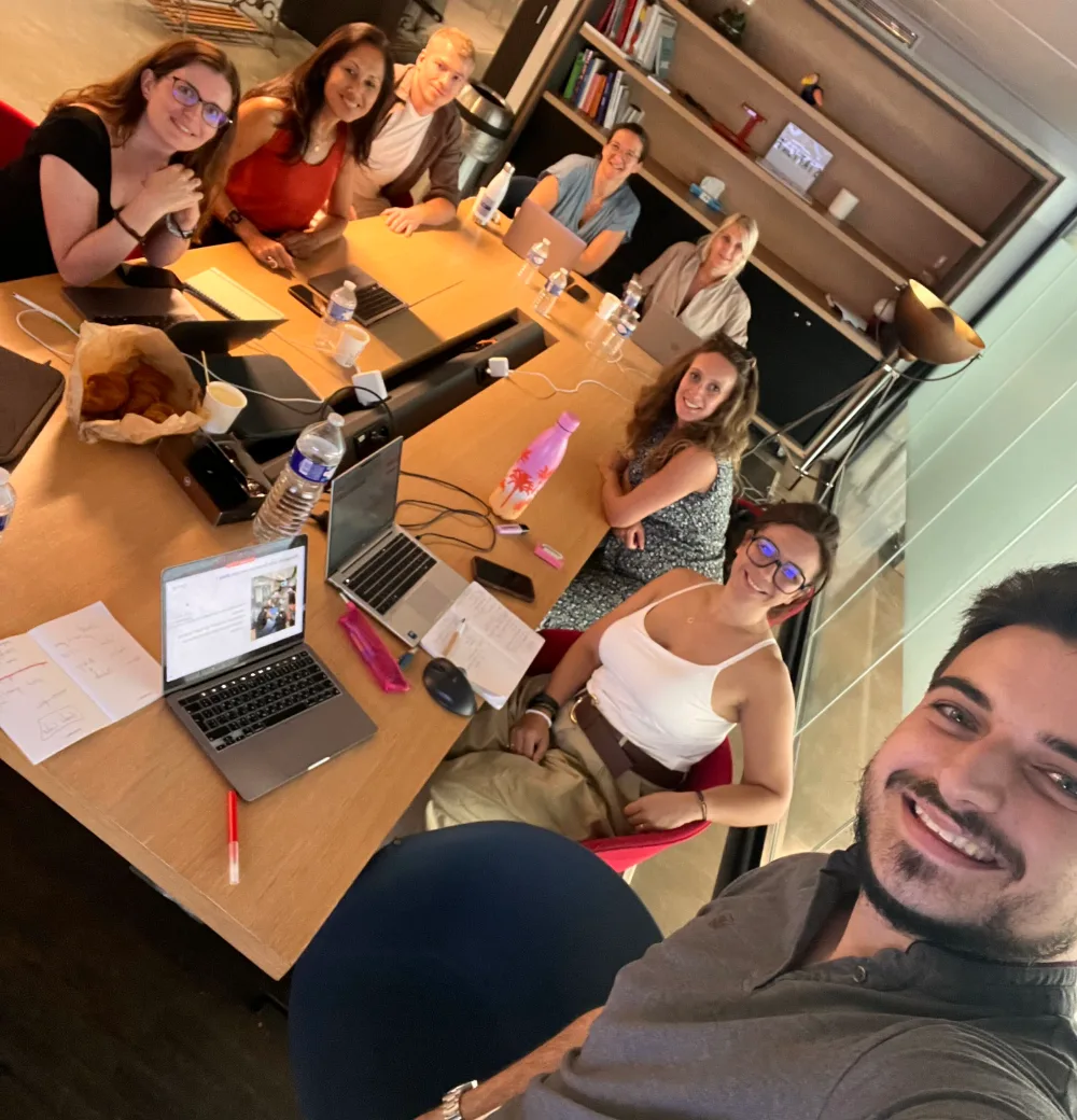 Scène collective de pratique sur ChatGPT FranceIA Apprenants et leur formateur pendant un atelier France IA